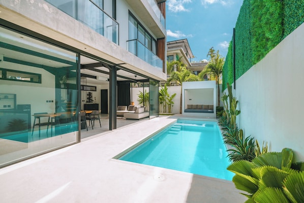 Una piscina al aire libre