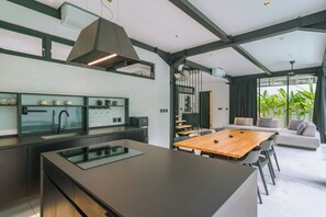 Fridge, microwave, toaster, cookware/dishes/utensils - Villa Vantage 2 (Kerobokan)