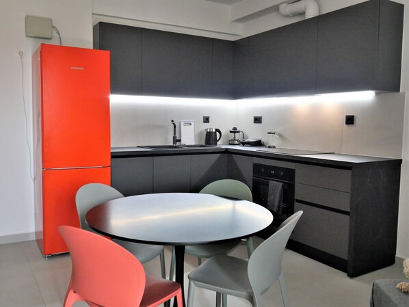 Appartement Confort, balcon, vue sur la ville | Cuisine privée | Réfrigérateur grande capacité avec congélateur, un four