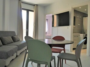 Comfort-Apartment, Balkon, Stadtblick | Wohnbereich | 42-Zoll-Smart-TV mit Kabelempfang