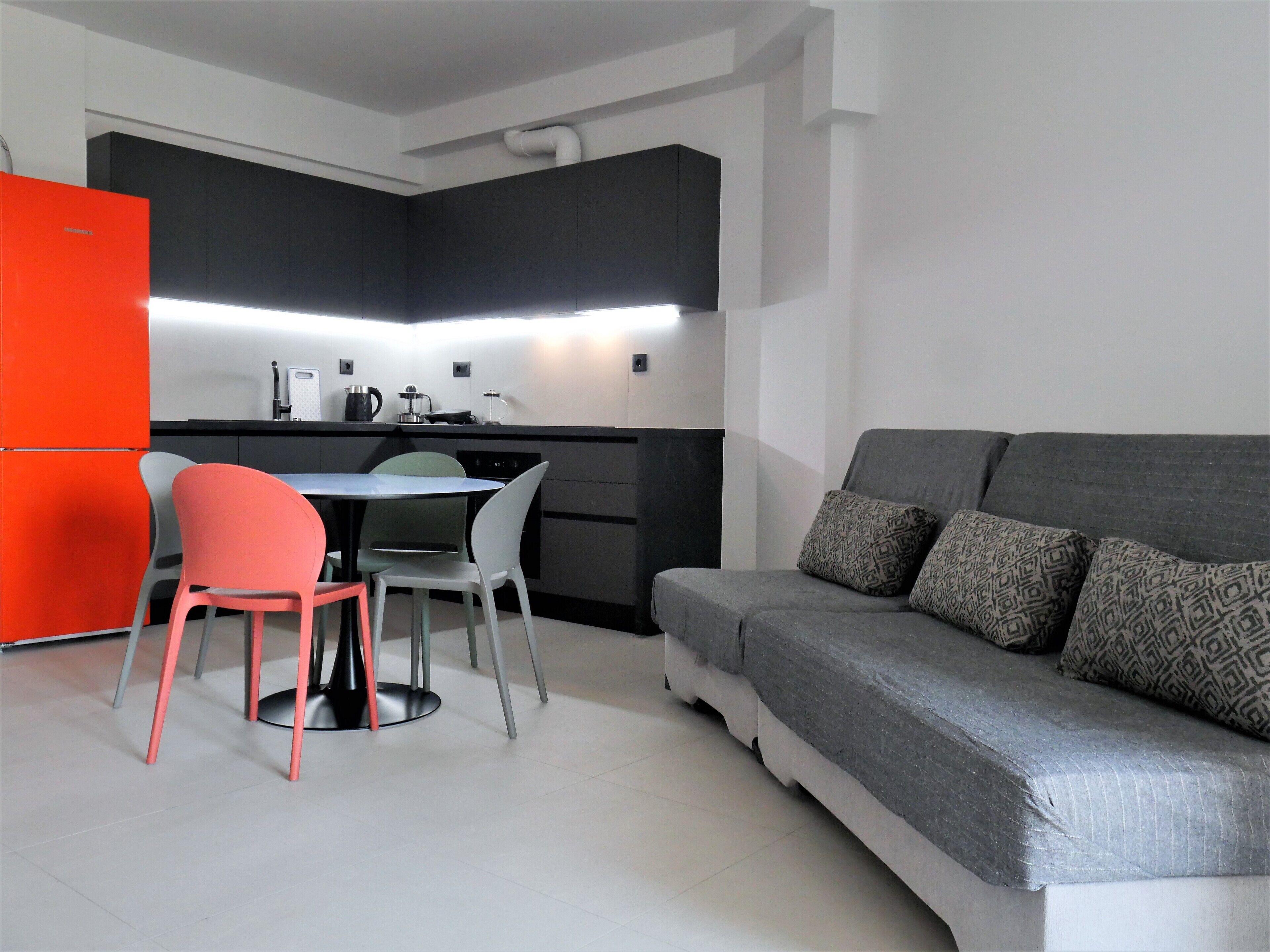 Appartamento Comfort, balcone, vista città | Area soggiorno | Smart TV 42 pollici con canali via cavo