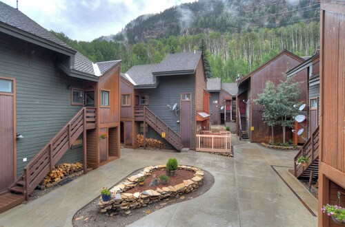 Scenic Mountain Escape | Views, Skiing & Dogs OK