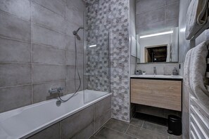 Badewanne, Haartrockner, Handtücher
