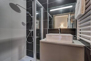 Bathtub, hair dryer, towels