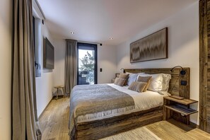 5 habitaciones, tabla de planchar con plancha y cuna de viaje