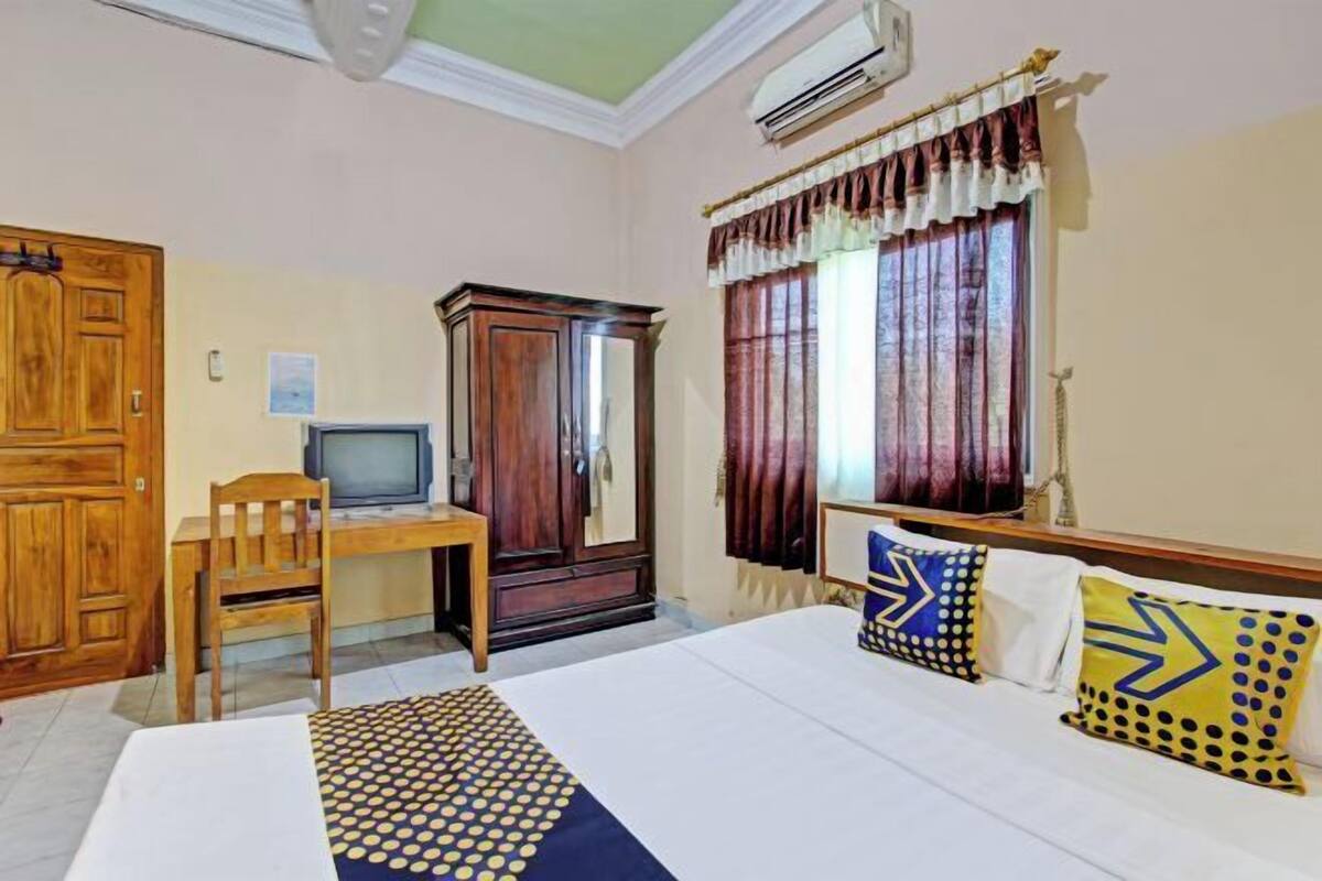 Laptop workspace, free WiFi, bed sheets