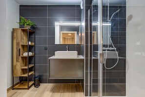 Badewanne, Haartrockner, Handtücher