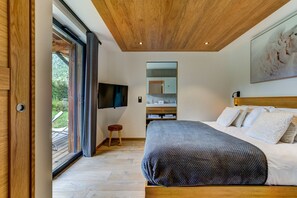 5 bedrooms, iron/ironing board, travel cot, free WiFi