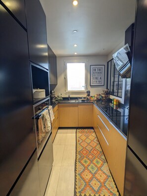 Fridge, microwave, oven, stovetop - Family flat in La Plaine Saint-Denis RER, 10 minutes away from Stade de France. (Saint-Denis)