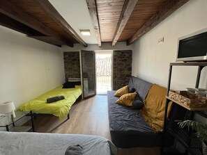 2 habitaciones, tabla de planchar con plancha, wifi y ropa de cama 