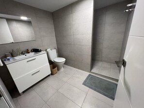 Secadora de cabello, toallas, jabón, papel de baño 