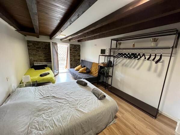 2 habitaciones, tabla de planchar con plancha, wifi y ropa de cama 