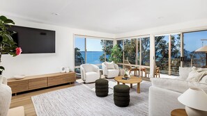 Smart TV, ping pong - High View Holiday House - Striking duplex with Heated pool and sea views (Salamander Bay)