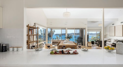 High View Holiday House - Striking duplex with Heated pool and sea views