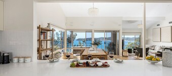 High View Holiday House - Striking duplex with Heated pool and sea views