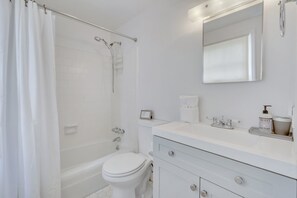 Ensemble douche/baignoire, sèche-cheveux, serviettes fournies