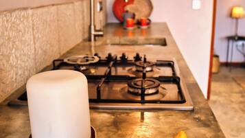 Kylskåp, kaffe- och tebryggare, brödrost och grytor/köksredskap