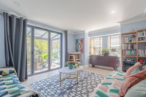 Basic-Haus, Mehrere Betten | Wohnbereich | Fernseher
