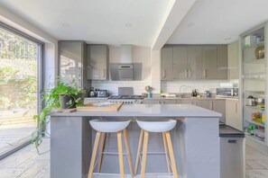 Hus – basic, flere senger | Eget kjøkken | Kjøleskap, mikrobølgeovn, ovn og kokeplater