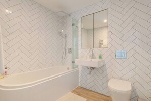 Basic House, Multiple Beds | Bathroom | Soap, shampoo, toilet paper - Beautiful & Modern 3BD House- Kennington! (London)