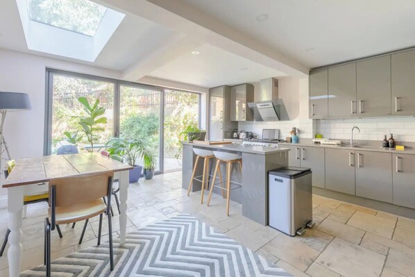 Hus – basic, flere senger | Eget kjøkken | Kjøleskap, mikrobølgeovn, ovn og kokeplater