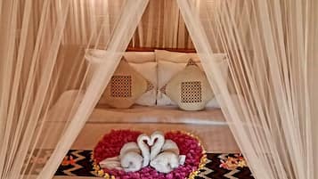 Deluxe Single Room, 1 King Bed, Balcony, Garden View | In-room safe, desk, laptop workspace, blackout drapes