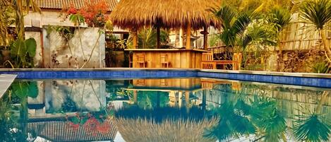 Una piscina al aire libre