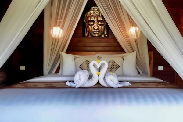 Deluxe tweepersoonskamer, 1 kingsize bed, balkon, uitzicht op tuin | Een kluis op de kamer, een bureau, een laptopwerkplek