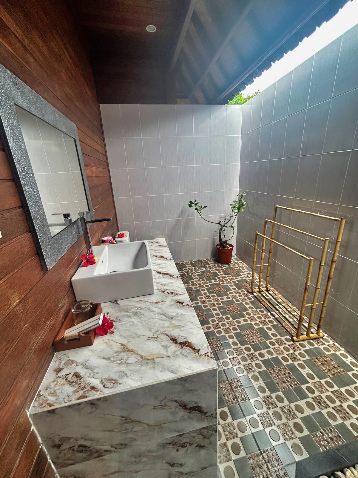 Deluxe Double Room, 1 King Bed, Balcony, Garden View | Bathroom | Shower, towels, soap, shampoo