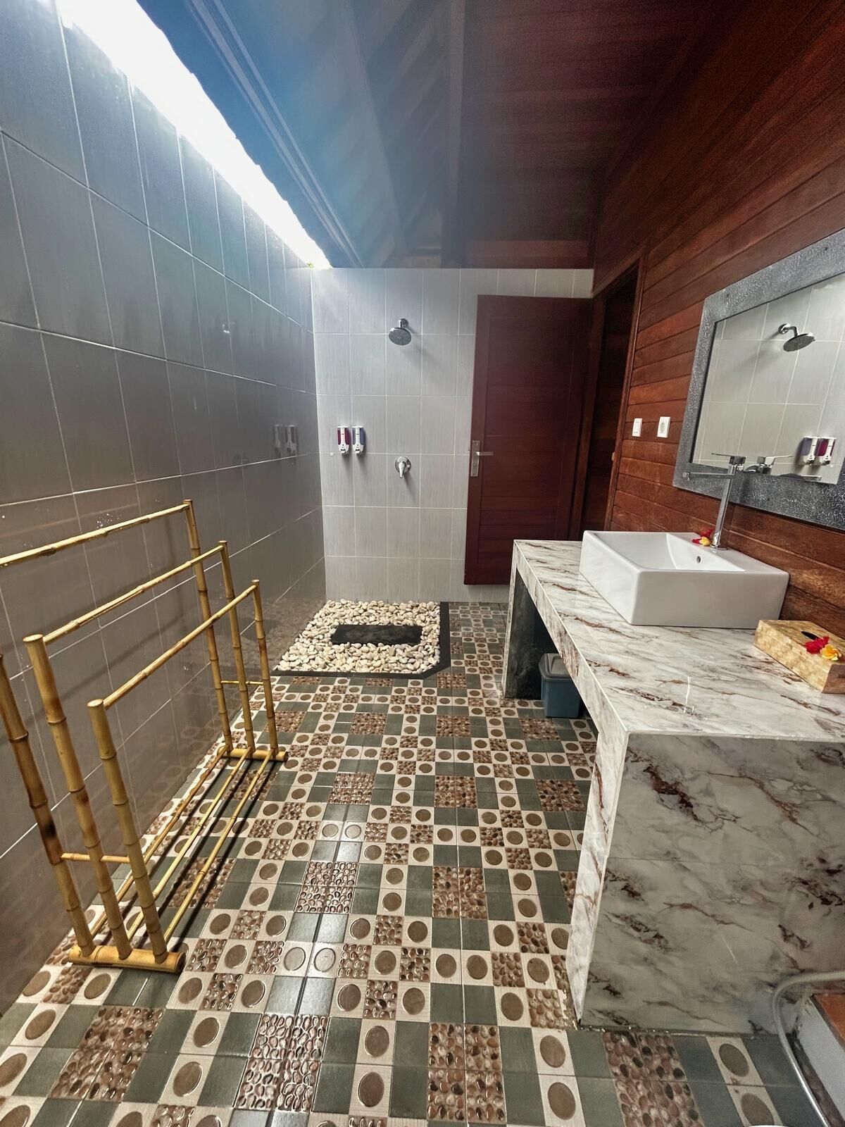 Deluxe Single Room, 1 King Bed, Balcony, Garden View | Bathroom | Shower, towels, soap, shampoo