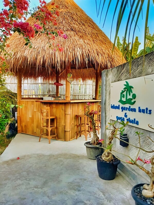 Poolside bar - Island Garden Huts & Yoga Shala (Lembongan Island)