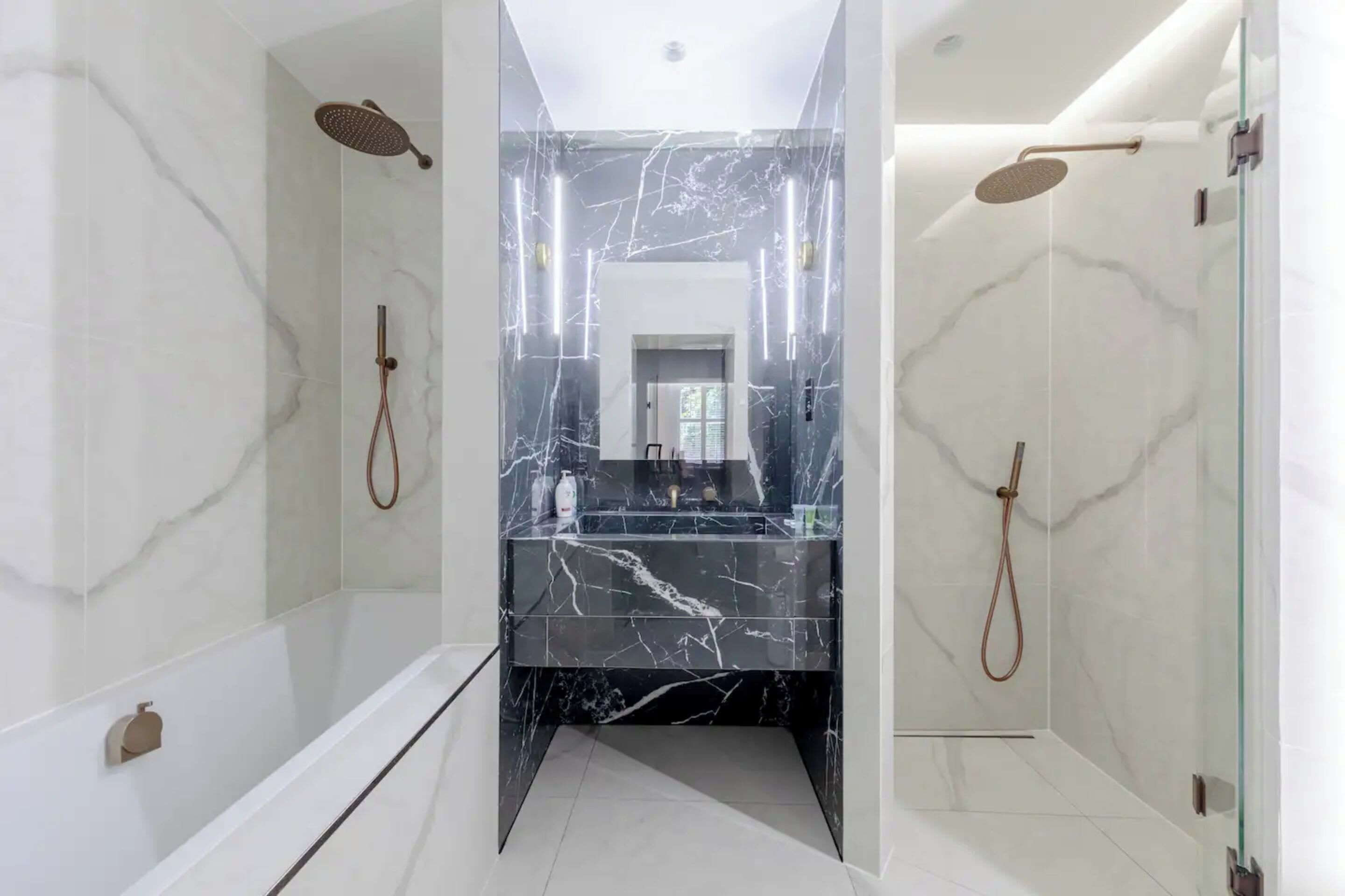 Basic Apartment, 2 Double Beds | Bathroom | Towels