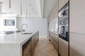Basic Apartment, 2 Double Beds | Private kitchen