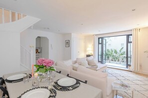 Leilighet – basic, 2 dobbeltsenger | Spiseområde