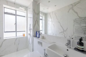 Bathroom - Sleek & Stylish 1BD Flat w/ Balcony - Kings Road (London)