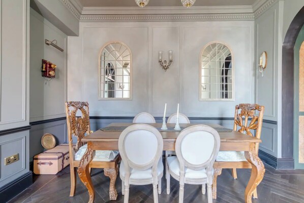 Basic Apartment, Multiple Beds | Dining