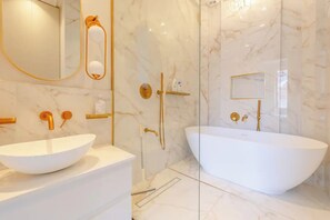 Basic Apartment, Multiple Beds | Bathroom | Towels, soap, shampoo, toilet paper - Luxurious & Stylish 2BD Flat - South Kensington (London)