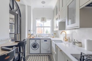 Basic Apartment, Multiple Beds | Private kitchen | Fridge, microwave, oven, stovetop