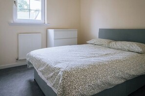 Basic Apartment, Multiple Beds | 2 bedrooms, iron/ironing board, bed sheets