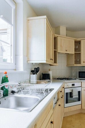 Apartamento básico, varias camas | Cocina privada | Frigorífico, microondas, horno y placa de cocina