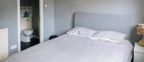 Eenvoudig appartement, Meerdere bedden | 2 slaapkamers, een strijkplank/strijkijzer, beddengoed