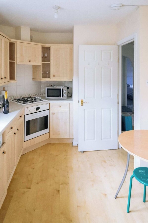 Basic Apartment, Multiple Beds | Private kitchen | Fridge, microwave, oven, stovetop