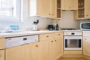 Basic Apartment, Multiple Beds | Private kitchen | Fridge, microwave, oven, stovetop