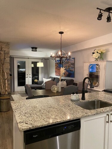 Cozy Seasonal Ski Rental minutes to Blue Mountain, awesome heated outdoor pool 