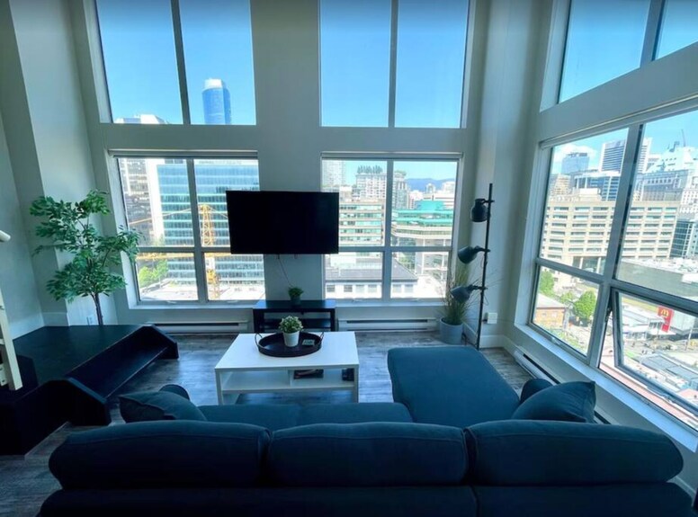 Bright Downtown Loft | City Views & Parking - Vancouver