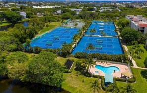 A heated pool - Zen Modern Villa Delray Beach 1 Mile to the Beach (Delray Beach)