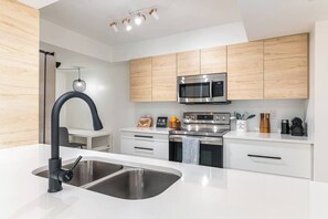 Køleskab, mikrobølgeovn, ovn, kogeplade