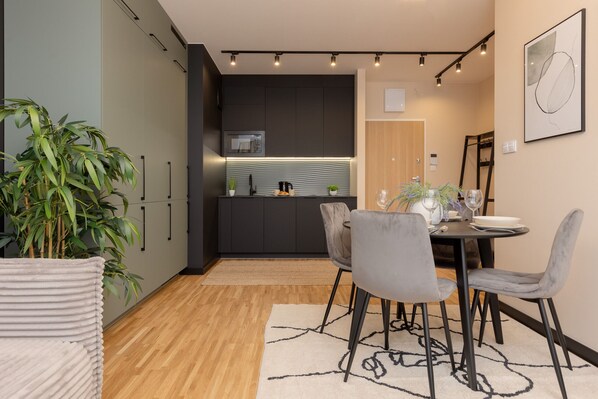 Huoneisto, 1 makuuhuone, parveke | Olohuone