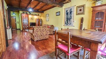 3 chambres, bureau, fer et planche à repasser, lit parapluie