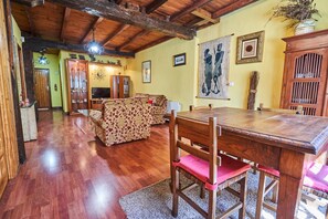 3 bedrooms, desk, iron/ironing board, travel cot